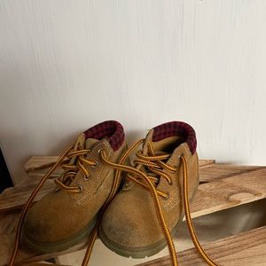 Kids hiking boots size 4.5